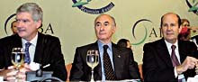 El presidente de la Nación escoltado por Escasany y Sacerdote de ABA. (Foto: ámbito Financiero)